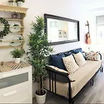 Cozy And Beautiful Flat In Great Location! شقة